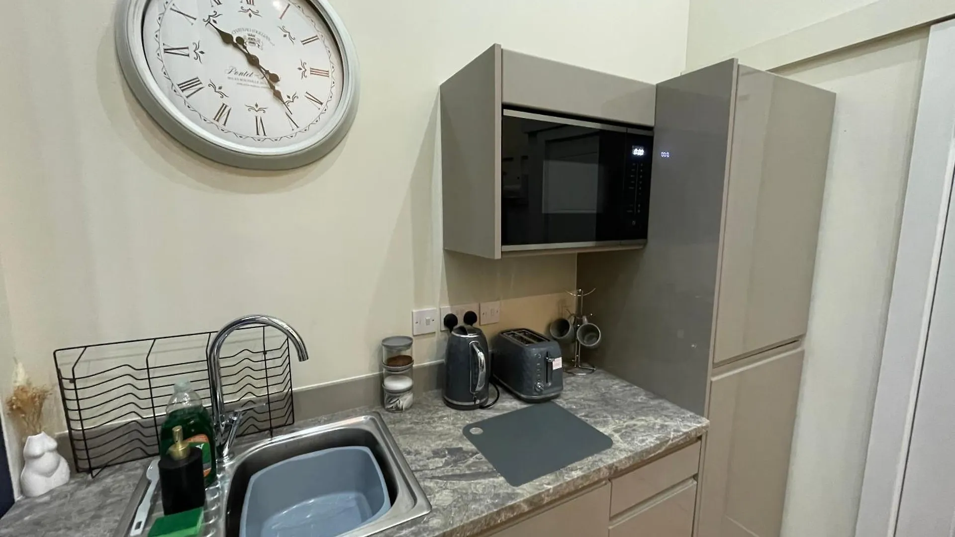 Central Leeds Apartment With Parking Available