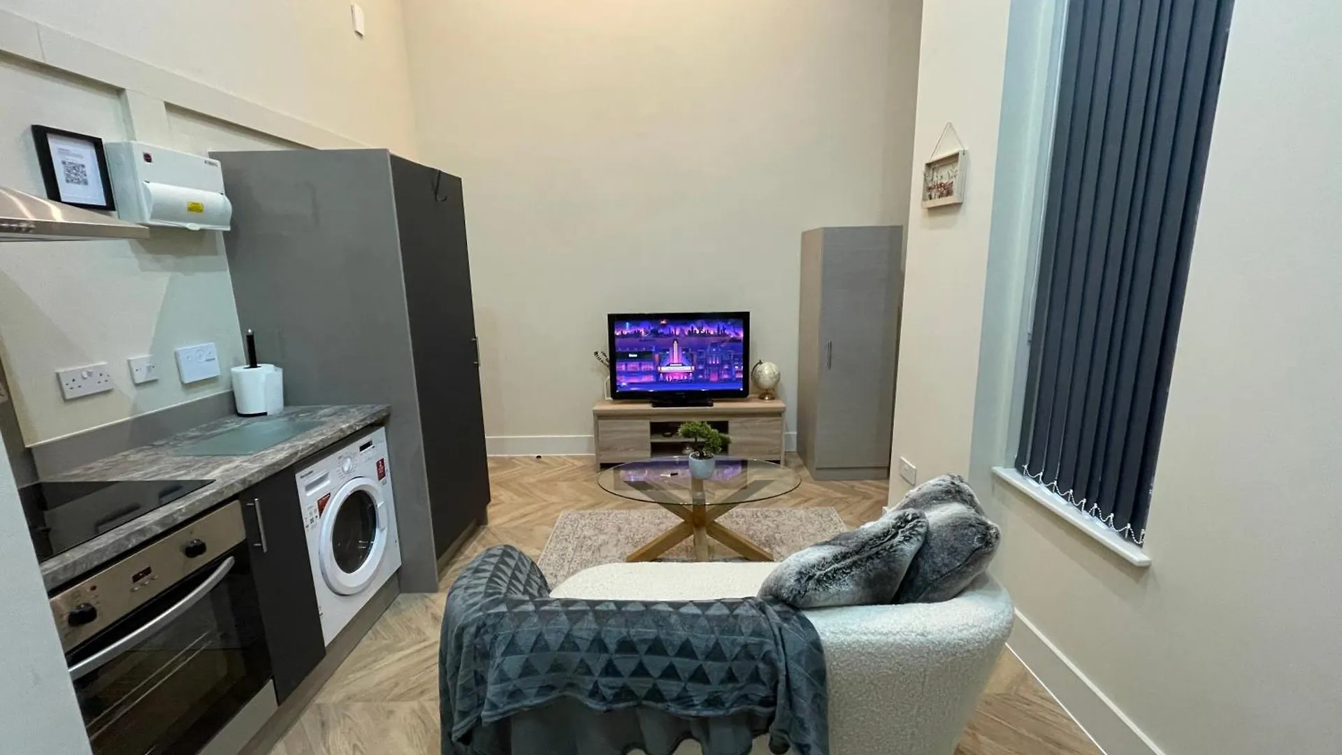 Central Leeds Apartment With Parking Available 0*, ليدز