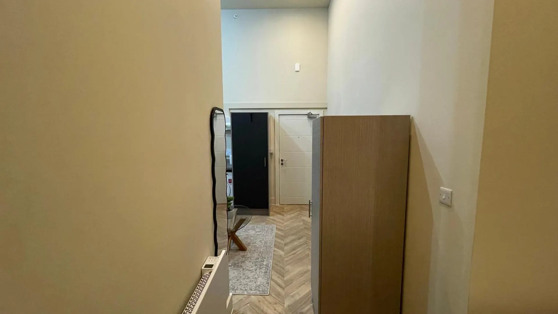 Central Leeds Apartment With Parking Available  ليدز