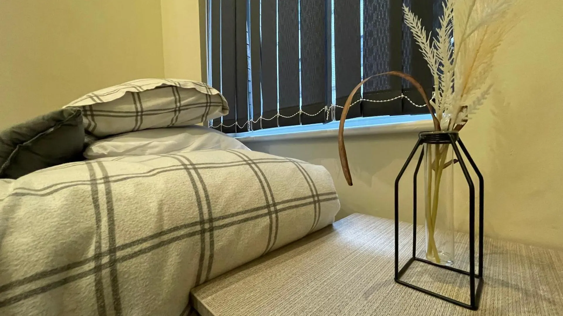 Central Leeds Apartment With Parking Available  ليدز