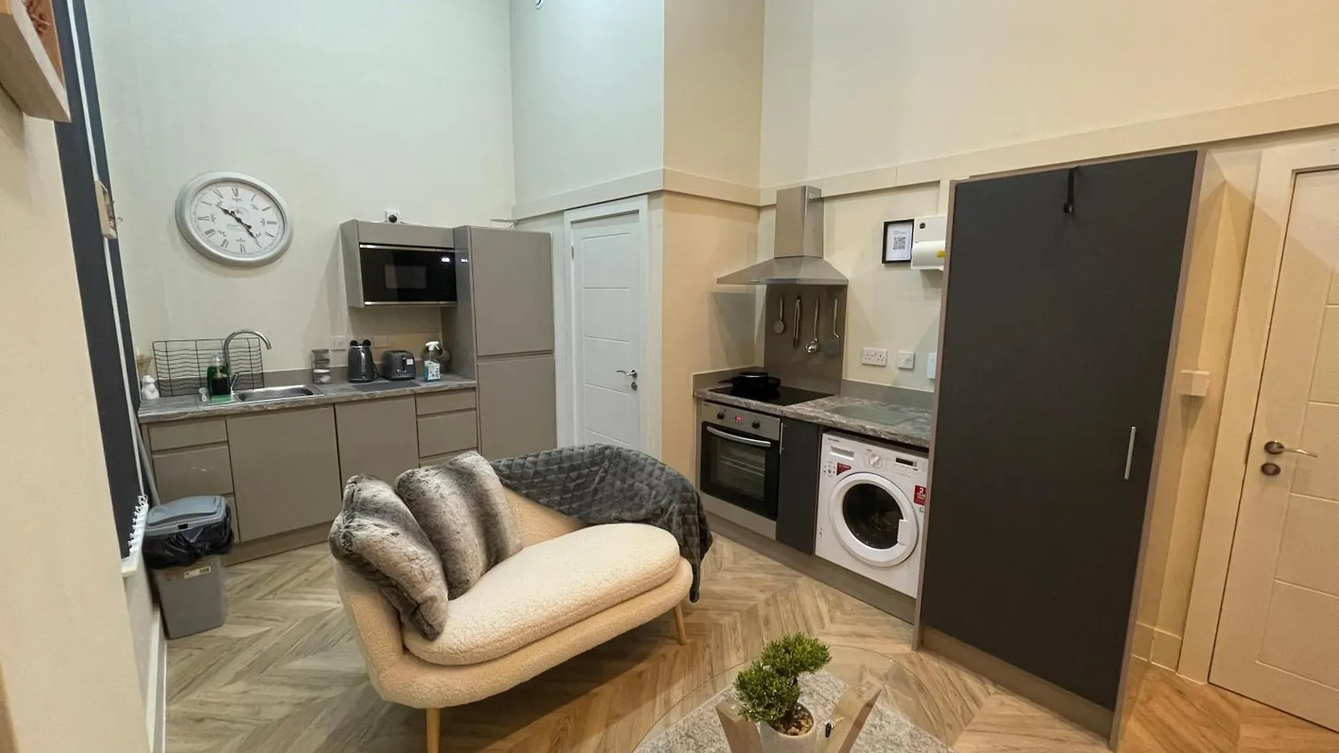 Central Leeds Apartment With Parking Available